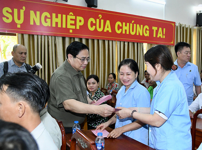Thủ tướng Phạm Minh Chính trao quà Tết tặng công nhân lao động có hoàn cảnh khó khăn trên địa bàn thành phố Cần Thơ.