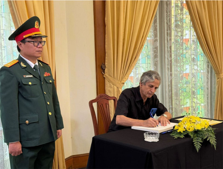 Đại diện Đại sứ quán Cuba tại Indonesia ghi sổ tang tại Lễ viếng Tổng Bí thư Nguyễn Phú Trọng. (Ảnh: Đỗ Quyên/TTXVN ) Đại diện Đại sứ quán Cuba tại Indonesia ghi sổ tang tại Lễ viếng Tổng Bí thư Nguyễn Phú Trọng. (Ảnh: Đỗ Quyên/TTXVN )