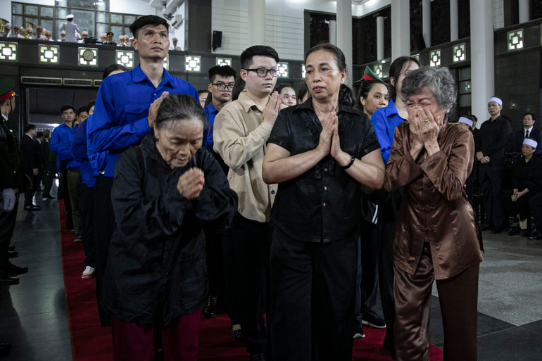 Người cao tuổi thành kính, xúc động trước linh cữu Tổng Bí thư Nguyễn Phú Trọng.