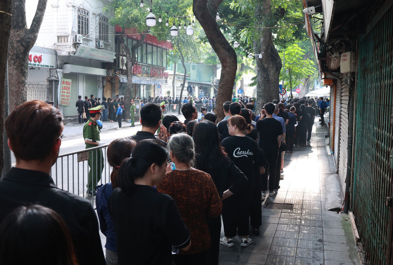 18 giờ ngày 25/7, Ban tổ chức Lễ tang bố trí để người dân vào viếng Tổng Bí thư Nguyễn Phú Trọng, nhưng ngay từ sớm, đông đảo người dân đã có mặt xếp hàng chờ đến giờ vào viếng.