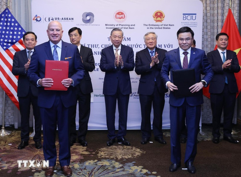 Tổng Bí thư, Chủ tịch nước Tô Lâm chứng kiến lễ trao thỏa thuận hợp tác giữa Tập đoàn Dầu khí Quốc gia Việt Nam và Tập đoàn GE. (Ảnh: Lâm Khánh/TTXVN)