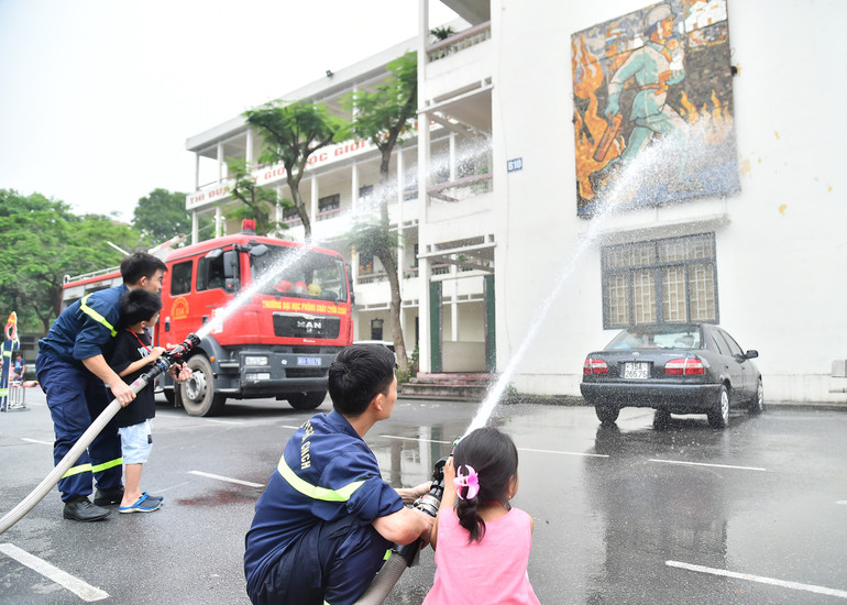 “Mục đích quan trọng nhất của chương trình là tuyên truyền, phổ biến, hướng dẫn kỹ năng cho người dân xử lý tình huống khi đám cháy xảy ra, chúng ta phải làm gì để bảo vệ tài sản, tính mạng của cá nhân, gia đình và xã hội. Số người sinh sống ở Thủ đô ngày càng tăng, các thiết bị điện cũng ngày càng nhiều trong mỗi hộ gia đình, từ đó dẫn đến ngày càng nhiều vụ cháy xảy ra, cho nên chúng tôi đưa chương trình này vào nhằm nâng cao ý thức của mỗi người dân trong cuộc sống hằng ngày”, Trung tá, Tiến sĩ Ngọ Quang Toàn, giảng viên Khoa Chữa cháy và cứu nạn cứu hộ - Trường đại học phòng cháy, chữa cháy chia sẻ.