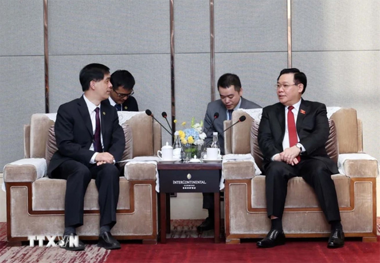 Chủ tịch Quốc hội Vương Đình Huệ tiếp ông Yan Ming, Tổng Giám đốc Công ty Bưu chính Vân Nam (thuộc Tập đoàn Bưu chính Trung Quốc). (Ảnh: Nhan Sáng/TTXVN)