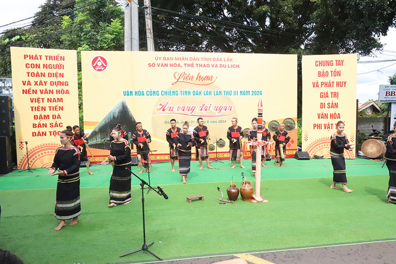 Một trong những hoạt động văn hóa truyền thống của đồng bào dân tộc Ê-đê tại Liên hoan Văn hóa cồng chiêng năm 2024 phục vụ nhân dân và khách du lịch. (Ảnh: CÔNG LÝ)