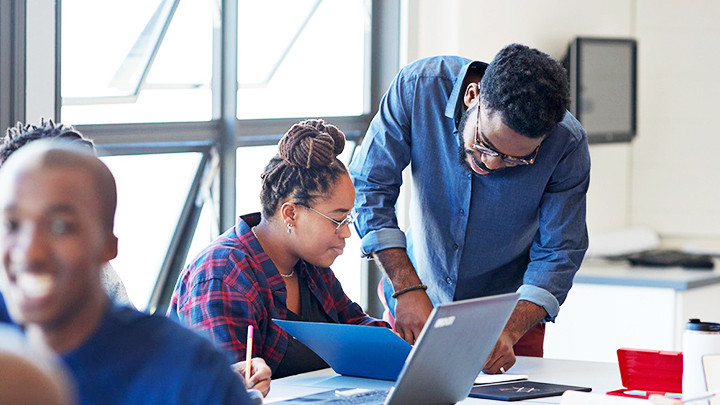 Giảng dạy đạo đức kỹ thuật số trong trường học là việc làm cần thiết. Ảnh: GETTY