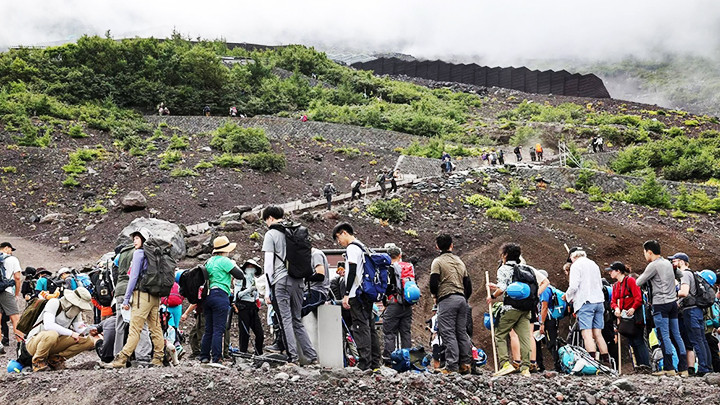 Núi Phú Sĩ của Nhật Bản đang đón tiếp lượng du khách ngày càng lớn. Ảnh: KYODO NEWS