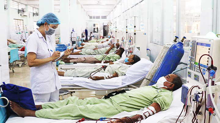 Bệnh nhân chạy thận nhân tạo tại Bệnh viện đa khoa tỉnh Vĩnh Long giảm được gánh nặng chi phí nhờ có bảo hiểm y tế. Ảnh: TTXVN