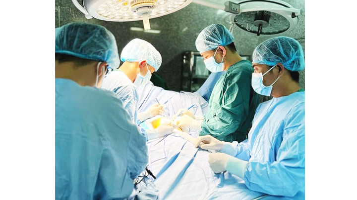 Người bệnh được hưởng nhiều quyền lợi khám, chữa bệnh khi tham gia BHYT. Người bệnh được hưởng nhiều quyền lợi khám, chữa bệnh khi tham gia BHYT.