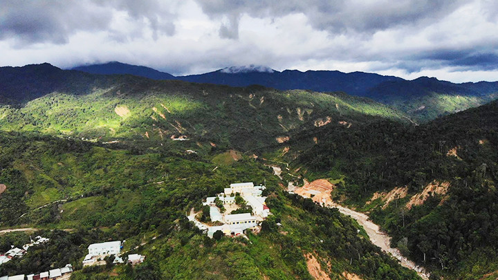 Toàn cảnh xã Phước Lộc nơi có nhiều chỗ sạt lở năm 2020 vẫn còn vệt vàng trên sườn núi. Toàn cảnh xã Phước Lộc nơi có nhiều chỗ sạt lở năm 2020 vẫn còn vệt vàng trên sườn núi.