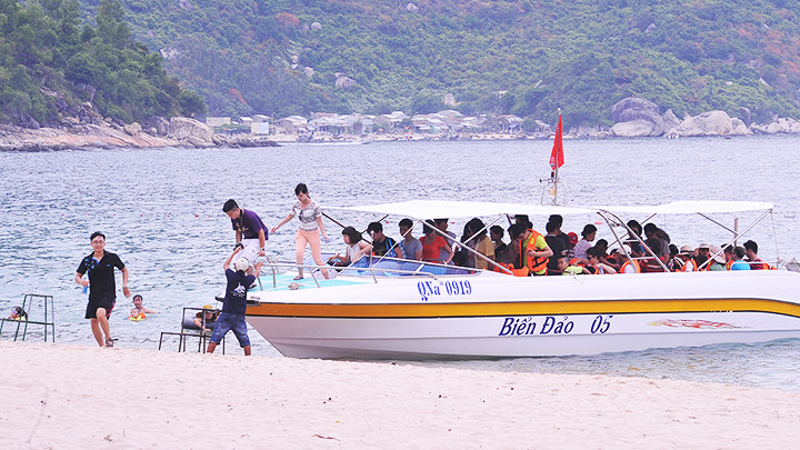 Khách du lịch tham quan đảo Cù Lao Chàm Ảnh: NAM NGUYỄN