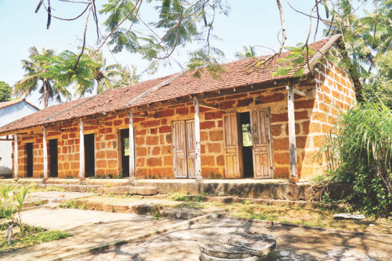 Ngôi nhà dài được xây bằng đá ong từng là nơi sinh hoạt văn hóa của người dân làng An Lộc, xã Bình Trị, huyện Bình Sơn từ hơn 50 năm trước. Ngôi nhà dài được xây bằng đá ong từng là nơi sinh hoạt văn hóa của người dân làng An Lộc, xã Bình Trị, huyện Bình Sơn từ hơn 50 năm trước.