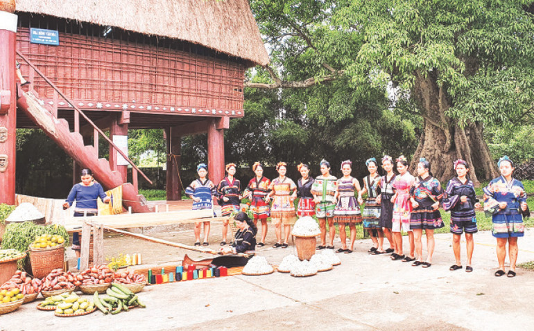 Trình diễn dệt thổ cẩm và thời trang thổ cẩm tại TP Kon Tum.