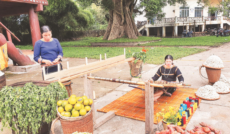 Nghệ nhân trình diễn dệt thổ cẩm tại làng du lịch cộng đồng Kon K’tu,TP Kon Tum.