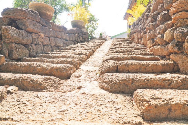 Vết tích vách và bậc thềm từ đá ong. Vết tích vách và bậc thềm từ đá ong.