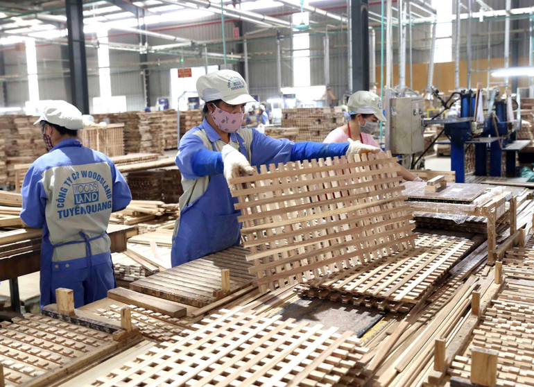 Sản xuất đồ gỗ xuất khẩu tại nhà máy ở Tuyên Quang. (Ảnh: PHƯƠNG ANH)