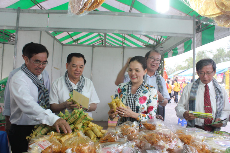 Du khách tìm hiểu về bánh lá dừa tại Lễ hội Dừa tỉnh Bến Tre.