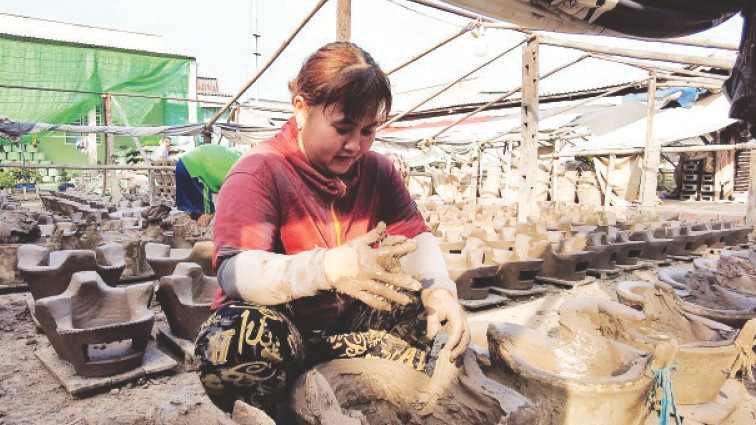 Công đoạn hoàn thiện chiếc lò đất.