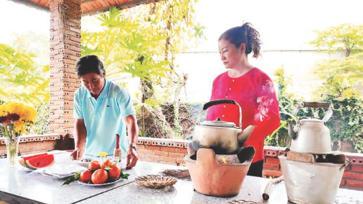 Chiếc lò đất là vật dụng không thể thiếu trong lễ cúng ông Táo của người miền Tây.