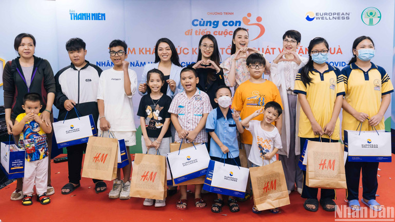 Đại diện các đơn vị tổ chức, nhà tài trợ chụp hình cùng các trẻ em tại chương trình.