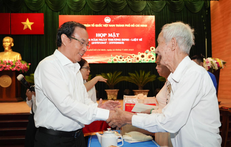 Bí thư Thành ủy Thành phố Hồ Chí Minh Nguyễn Văn Nên trao quà tri ân cho một gia đình có công với cách mạng.