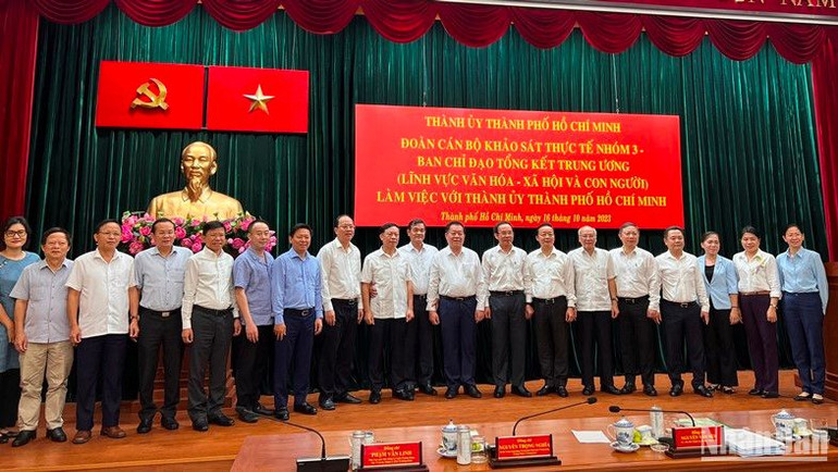 Các đại biểu chụp hình tại buổi làm việc.