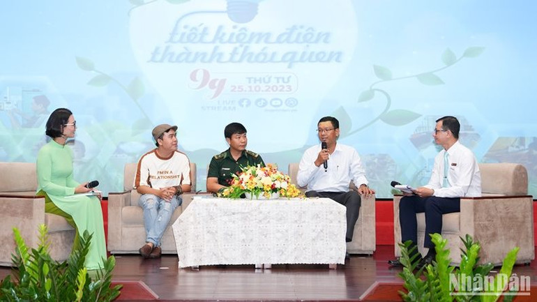 Các thí sinh đạt giải giao lưu tại chương trình.