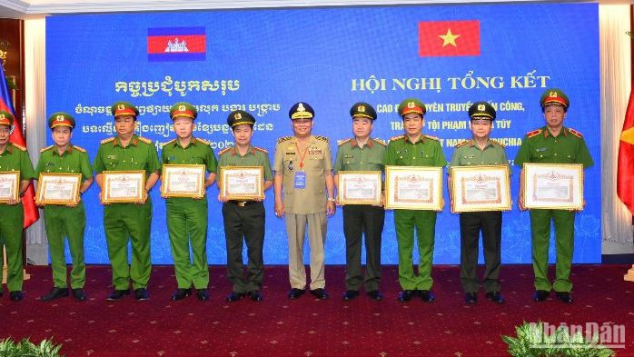 Tổng cục Công an Quốc gia, Bộ Nội vụ Vương quốc Campuchia trao tặng bằng khen cho cán bộ Cục Cảnh sát điều tra tội phạm về ma túy, Bộ Công an Việt Nam