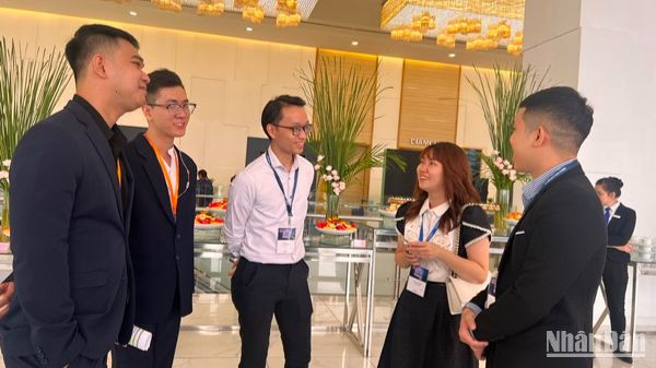 Đại diện các doanh nghiệp trao đổi tại lễ công bố.