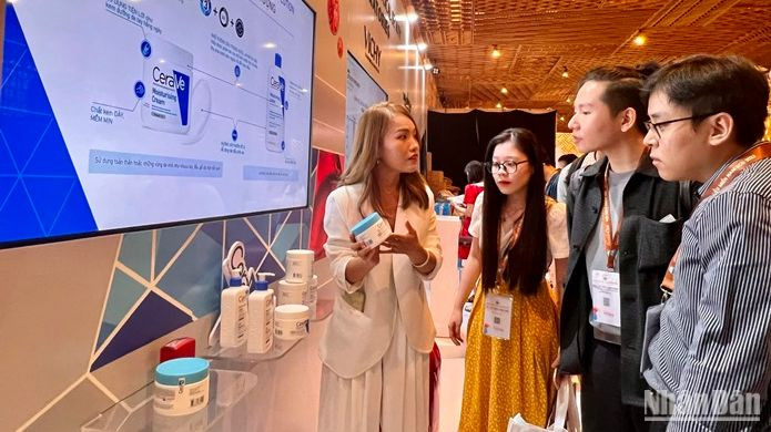 Các đại biểu tìm hiểu về các loại mỹ phẩm trong chăm sóc da