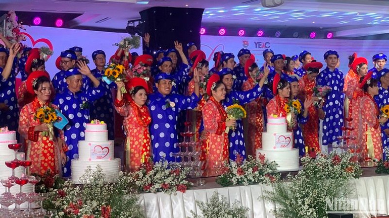 Sau 14 lần tổ chức, Trung tâm Hỗ trợ thanh niên công nhân Thành phố Hồ Chí Minh đã giúp đỡ cho hơn 1.156 cặp đôi thanh niên công nhân có hoàn cảnh khó khăn, không có điều kiện tổ chức một lễ cưới trang trọng và đầy đủ. Sau 14 lần tổ chức, Trung tâm Hỗ trợ thanh niên công nhân Thành phố Hồ Chí Minh đã giúp đỡ cho hơn 1.156 cặp đôi thanh niên công nhân có hoàn cảnh khó khăn, không có điều kiện tổ chức một lễ cưới trang trọng và đầy đủ.