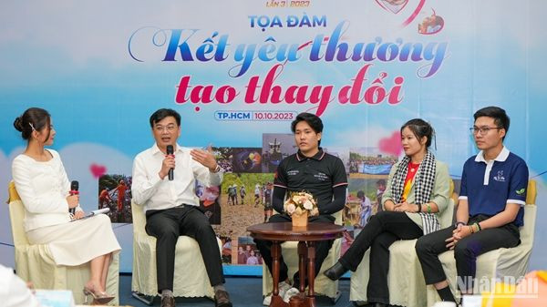 Các gương điển hình trong các hoạt động vì cộng đồng giao lưu tại toạ đàm.