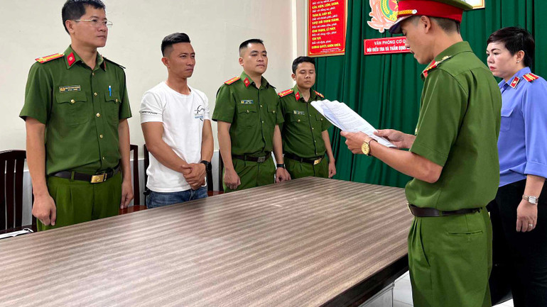 Trần Xuân Đông tại cơ quan công an. (Ảnh: Công an cung cấp)