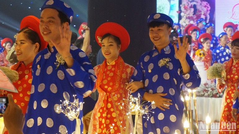 Lần đầu được trang điểm, chụp ảnh cưới và bước trên lễ đường, các cặp tình nhân không giấu được nỗi xúc động. Lần đầu được trang điểm, chụp ảnh cưới và bước trên lễ đường, các cặp tình nhân không giấu được nỗi xúc động.