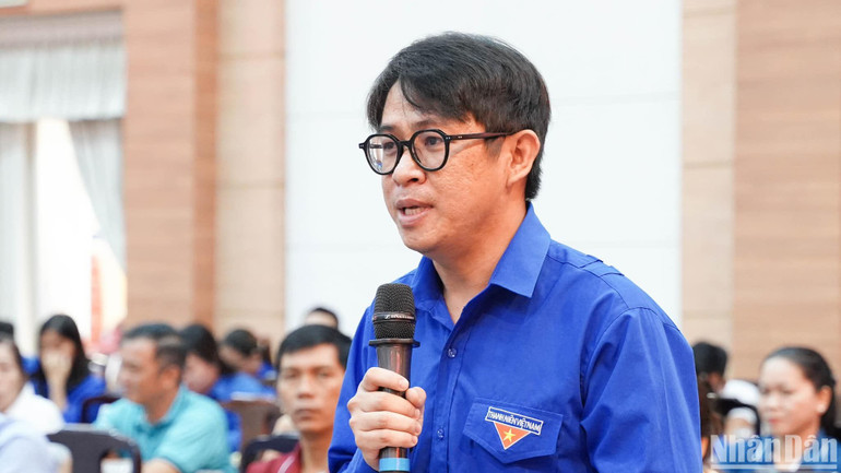 Đại diện thế hệ trẻ phát biểu cảm nghĩ tại buổi họp mặt.