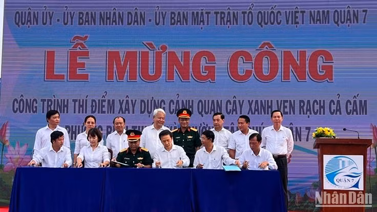 Các phường, đơn vị trên địa bàn quận 7 ký kết giao ước thi đua về xây dựng mỹ quan đô thị.
