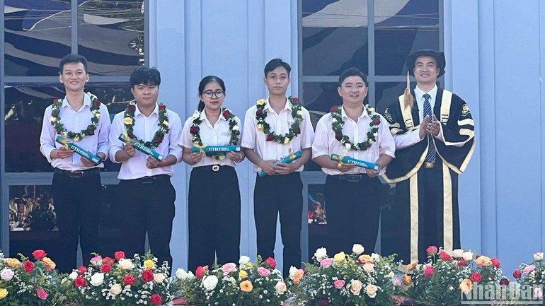 Tuyên dương các bạn sinh viên ưu tú của trường.