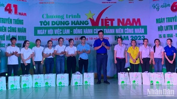 Thành Đoàn Thành phố Hồ Chí Minh tặng quà cho thanh niên công nhân, người lao động có hoàn cảnh khó khăn trên địa bàn quận 12.