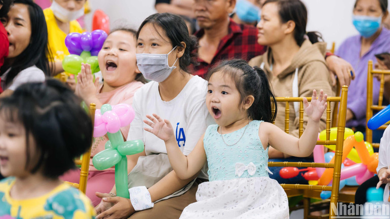 Các em nhỏ cùng vui chơi các hoạt động vui nhộn tại chương trình.