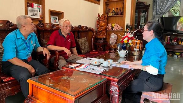 Cán bộ Ủy ban nhân dân phường Bình Thọ, thành phố Thủ Đức làm thủ tục hành chính tại nhà cho người dân