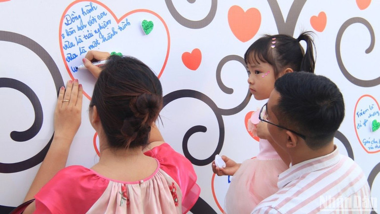 Các gia đình chia sẻ cảm xúc tại không gian trải nghiệm.