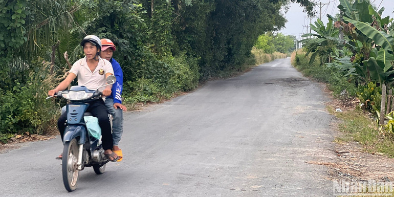 20 năm qua, nhiều hộ dân ở huyện Củ Chi phải "sống chung" với nạn ô nhiễm không khí phát ra từ hai bãi rác lớn. 20 năm qua, nhiều hộ dân ở huyện Củ Chi phải "sống chung" với nạn ô nhiễm không khí phát ra từ hai bãi rác lớn.