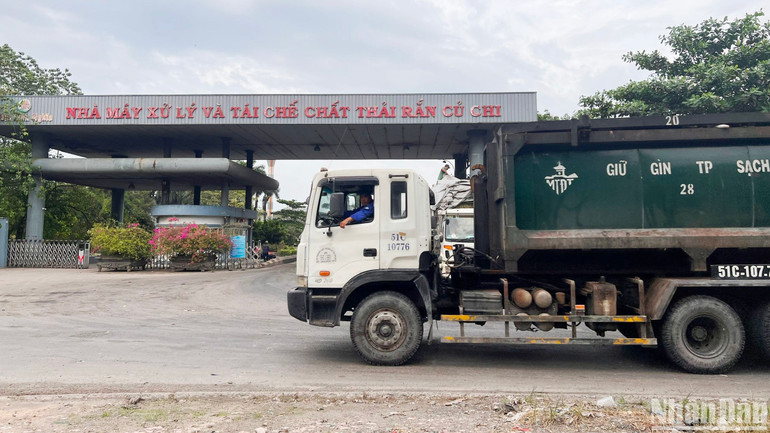Trước cổng nhà máy xử lý rác công ty Tâm Sinh Nghĩa. Trước cổng nhà máy xử lý rác công ty Tâm Sinh Nghĩa.