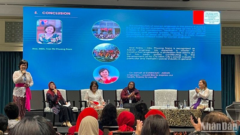 Nữ kỹ sư Trần Thị Phương Trâm trình bày tham luận về “Vai trò và sự đóng góp của phụ nữ EVNHCMC trong ngành điện tại Việt Nam.