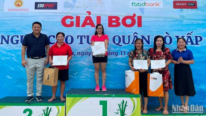 Đại diện Ban tổ chức trao giải cho các vận động viên đạt giải.