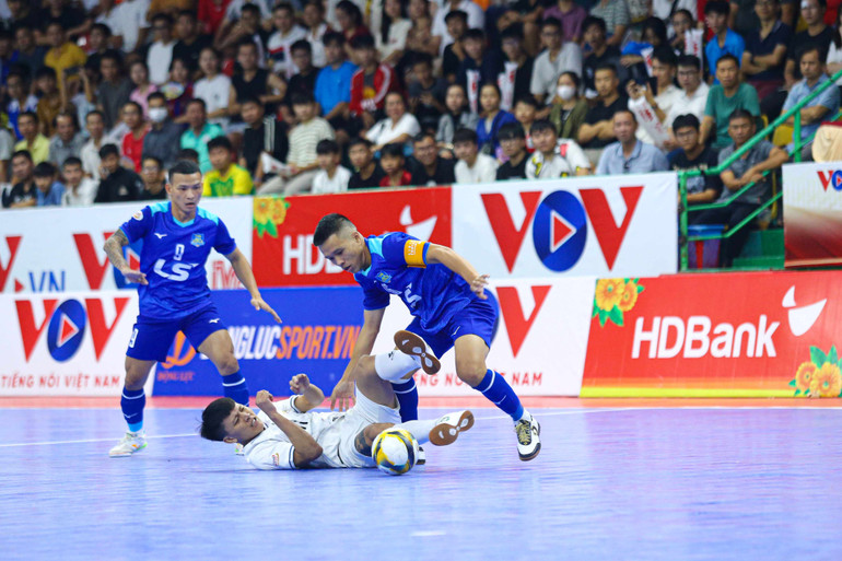 Thái Sơn Nam (áo xanh) cho thấy đẳng cấp vượt trội so với Cao Bằng