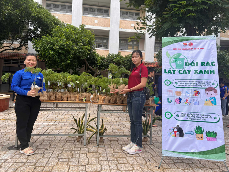 Với gian hàng này, bất cứ ai sẽ được trao tặng một cây xanh khi mang rác đến đổi.