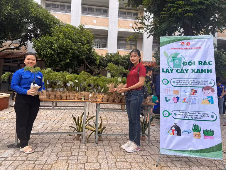 Với gian hàng này, bất cứ ai sẽ được trao tặng một cây xanh khi mang rác đến đổi.