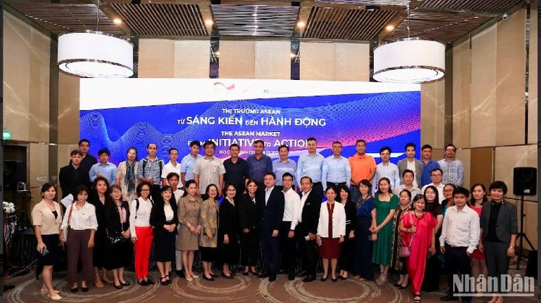 Các đại biểu tham dự chụp hình lưu niệm tại hội thảo.