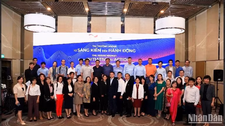 Các đại biểu tham dự chụp hình lưu niệm tại hội thảo.