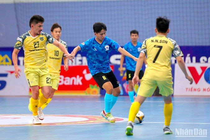 Pha tranh chấp giữa cầu thủ hai đội Sahako và Tân Hiệp Hưng (áo xanh) ở vòng 3 lượt về giải futsal HDBank vô địch quốc gia 2023